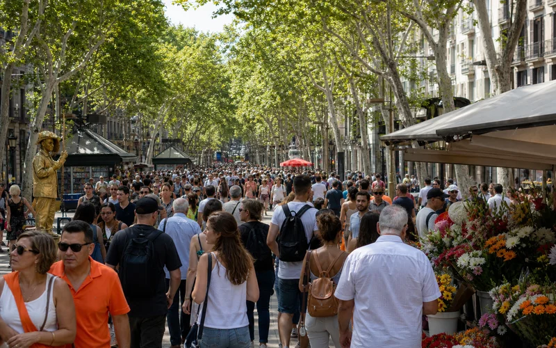 crowded La Rambla Barcelona pickpocket risk zone.