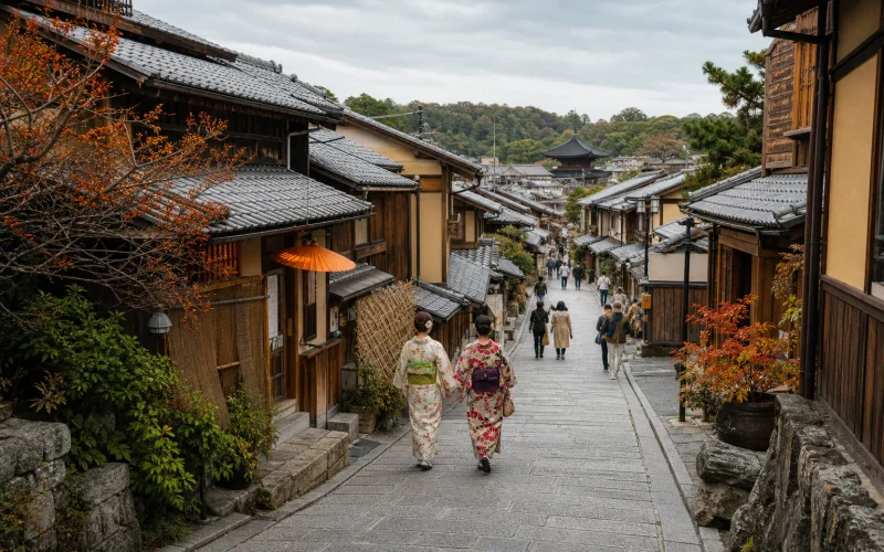 Kyoto itinerary three days neighborhood route through traditional streets and temples.